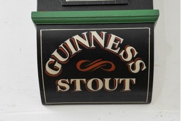 アイルランドヴィンテージ　激レア!!　希少　GUINNESS(ギネス)　著名ペインター作品　トゥーカンのイラストが可愛らしい壁掛け時計　(R-089072)