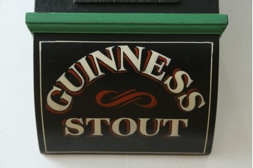 アイルランドヴィンテージ　激レア!!　希少　GUINNESS(ギネス)　著名ペインター作品　トゥーカンのイラストが可愛らしい壁掛け時計　(R-089072)