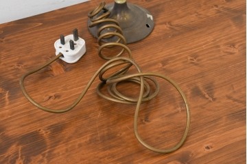 イギリスアンティーク　真鍮製　ツイスト支柱が目を引くテーブルスタンド　(R-089073)