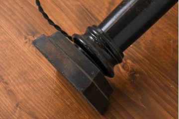 イギリスヴィンテージ　クラシカルな装飾が目を引くアンティーク調テーブルスタンド　(R-089084)