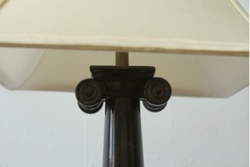 イギリスヴィンテージ　クラシカルな装飾が目を引くアンティーク調テーブルスタンド　(R-089084)
