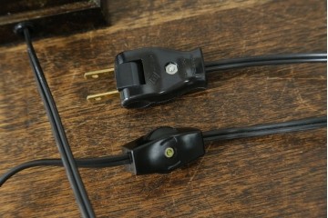 イギリスヴィンテージ　クラシカルな装飾が目を引くアンティーク調テーブルスタンド　(R-089084)