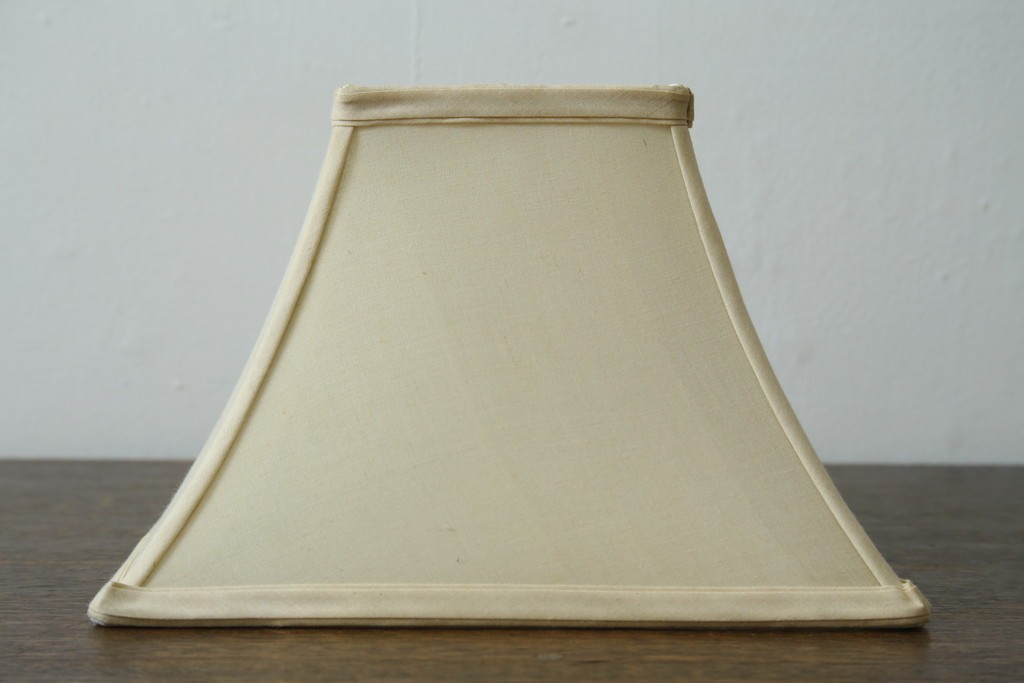 イギリスヴィンテージ　クラシカルな装飾が目を引くアンティーク調テーブルスタンド　(R-089084)