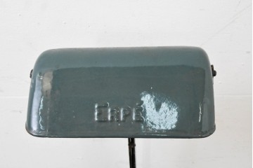 ベルギーヴィンテージ　ERPE(エルペ)　階段状にデザインされたベースが目を引くバンカーズランプ　(R-089088)