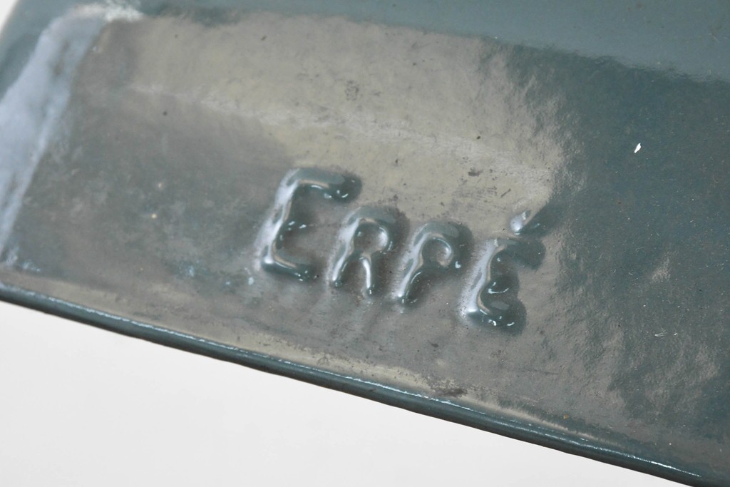 ベルギーヴィンテージ　ERPE(エルペ)　階段状にデザインされたベースが目を引くバンカーズランプ　(R-089088)