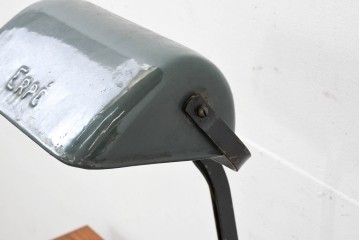 ベルギーヴィンテージ　ERPE(エルペ)　階段状にデザインされたベースが目を引くバンカーズランプ　(R-089088)