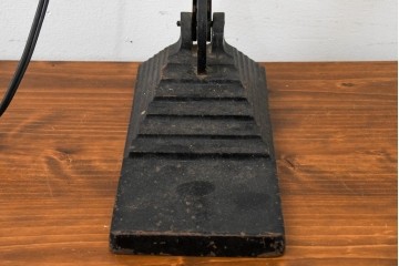 ベルギーヴィンテージ　ERPE(エルペ)　階段状にデザインされたベースが目を引くバンカーズランプ　(R-089088)