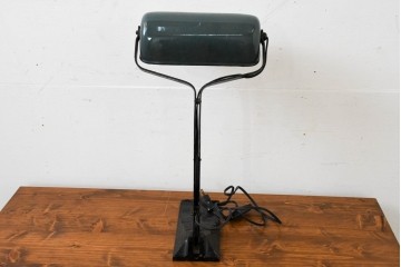 ベルギーヴィンテージ　ERPE(エルペ)　階段状にデザインされたベースが目を引くバンカーズランプ　(R-089088)