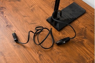 ベルギーヴィンテージ　ERPE(エルペ)　階段状にデザインされたベースが目を引くバンカーズランプ　(R-089088)