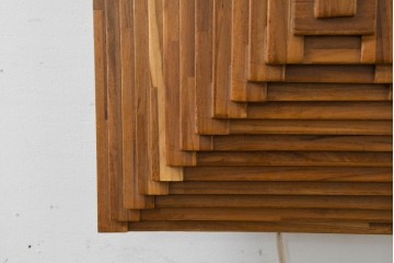 新古　展示品　バリ　チーク無垢材　立体的な幾何学デザインのウォールライト　(R-089094)