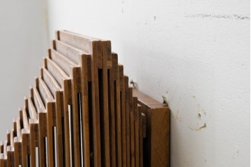 新古　展示品　バリ　チーク無垢材　立体的な幾何学デザインのウォールライト　(R-089094)