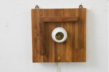 新古　展示品　バリ　チーク無垢材　立体的な幾何学デザインのウォールライト　(R-089094)