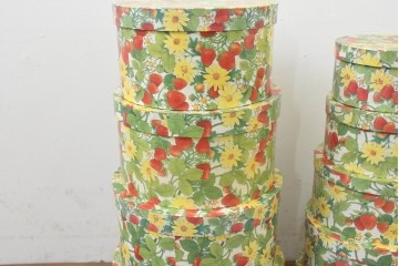 フランスヴィンテージ　いちごと花柄が愛らしい入れ子式丸型クラフトボックス16個セット　(R-089098)