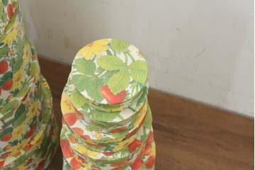 フランスヴィンテージ　いちごと花柄が愛らしい入れ子式丸型クラフトボックス16個セット　(R-089098)