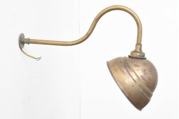 イギリスヴィンテージ　真鍮　曲線的なアームと丸みのあるシェードがおしゃれなウォールライト　(R-089099)