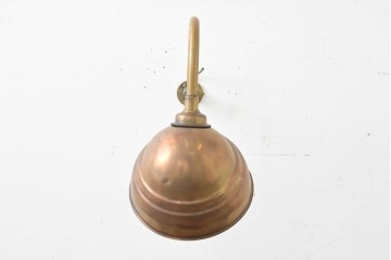 イギリスヴィンテージ　真鍮　曲線的なアームと丸みのあるシェードがおしゃれなウォールライト　(R-089100)