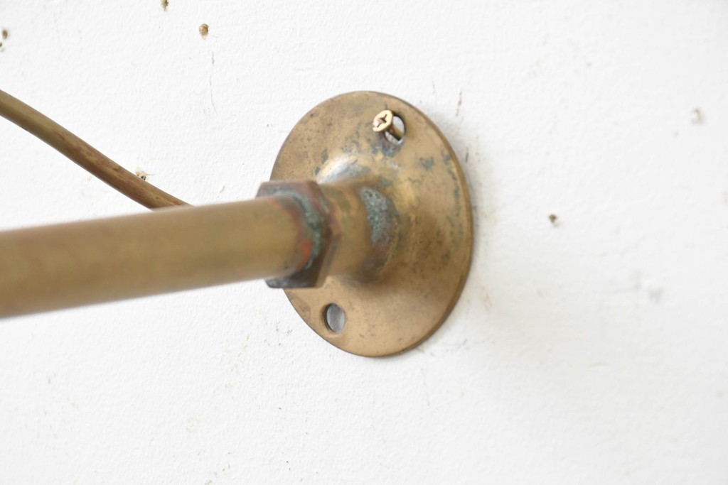 イギリスヴィンテージ　真鍮　曲線的なアームと丸みのあるシェードがおしゃれなウォールライト　(R-089102)