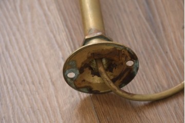 イギリスヴィンテージ　真鍮　曲線的なアームと丸みのあるシェードがおしゃれなウォールライト　(R-089102)