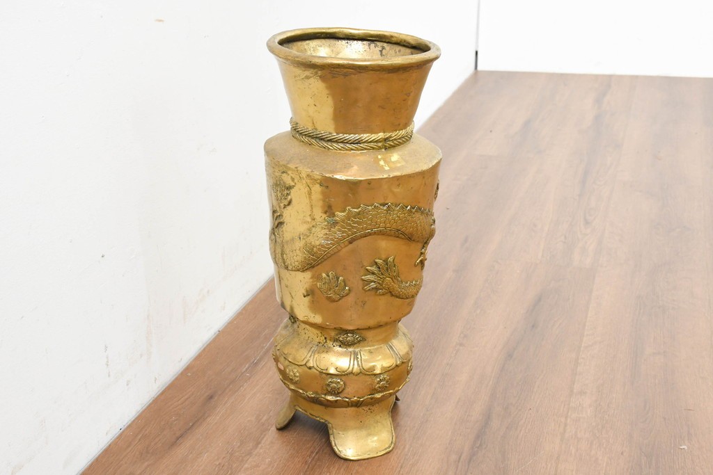アジアンヴィンテージ　真鍮製　立体的な龍の図が目を引く花器　(R-089107)