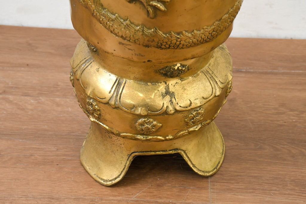 アジアンヴィンテージ　真鍮製　立体的な龍の図が目を引く花器　(R-089107)