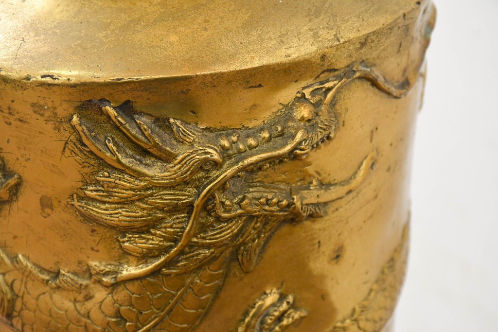 アジアンヴィンテージ　真鍮製　立体的な龍の図が目を引く花器　(R-089107)