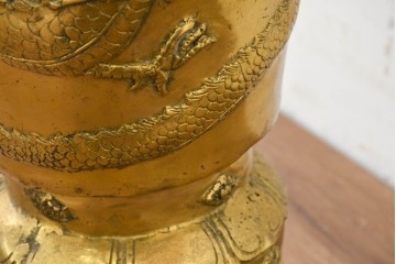 アジアンヴィンテージ　真鍮製　立体的な龍の図が目を引く花器　(R-089107)