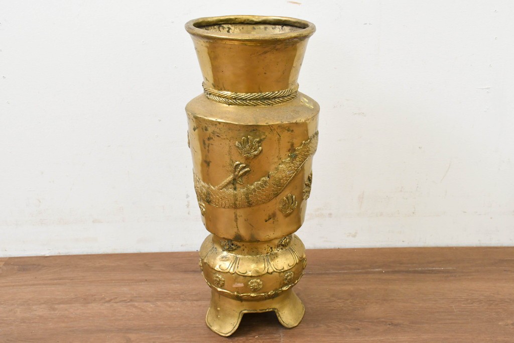 アジアンヴィンテージ　真鍮製　立体的な龍の図が目を引く花器　(R-089107)