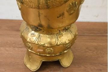 アジアンヴィンテージ　真鍮製　立体的な龍の図が目を引く花器　(R-089107)
