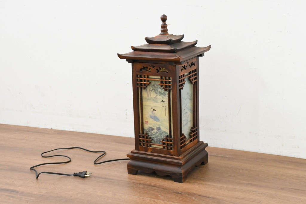 中古　韓国製　人物・山水図の四面パネルを配した楼閣風の置き型照明　(R-089108)