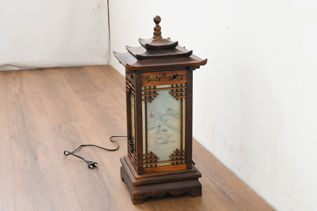 中古　韓国製　人物・山水図の四面パネルを配した楼閣風の置き型照明　(R-089108)