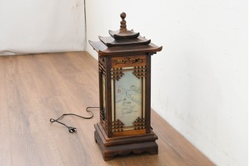 中古　韓国製　人物・山水図の四面パネルを配した楼閣風の置き型照明　(R-089108)