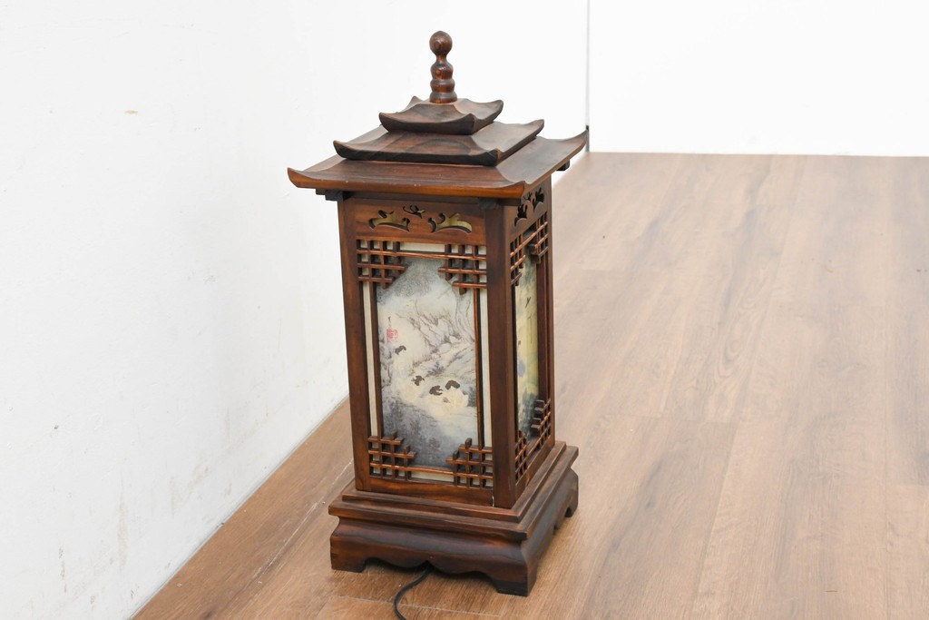 中古　韓国製　人物・山水図の四面パネルを配した楼閣風の置き型照明　(R-089108)
