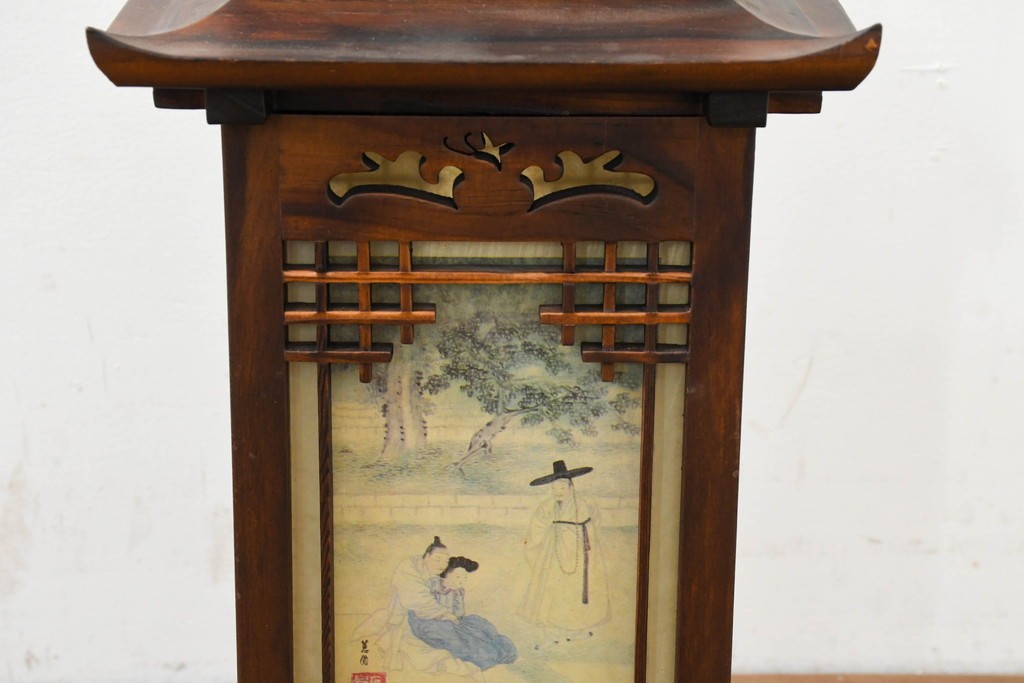 中古　韓国製　人物・山水図の四面パネルを配した楼閣風の置き型照明　(R-089108)