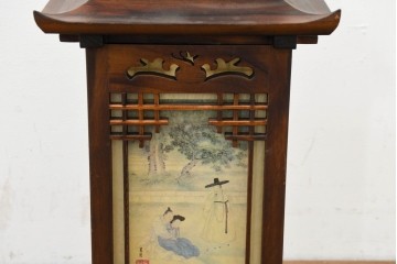 中古　韓国製　人物・山水図の四面パネルを配した楼閣風の置き型照明　(R-089108)