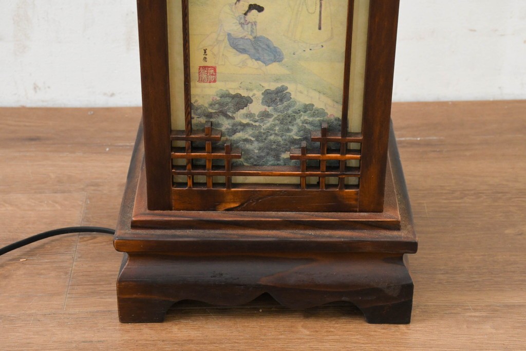 中古　韓国製　人物・山水図の四面パネルを配した楼閣風の置き型照明　(R-089108)