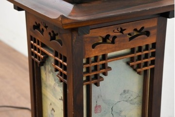 中古　韓国製　人物・山水図の四面パネルを配した楼閣風の置き型照明　(R-089108)