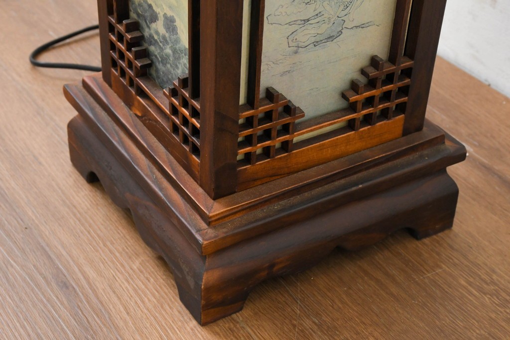 中古　韓国製　人物・山水図の四面パネルを配した楼閣風の置き型照明　(R-089108)