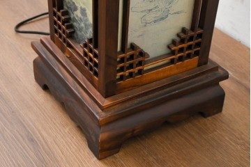 中古　韓国製　人物・山水図の四面パネルを配した楼閣風の置き型照明　(R-089108)