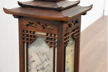 中古　韓国製　人物・山水図の四面パネルを配した楼閣風の置き型照明　(R-089108)