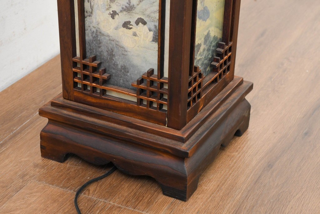 中古　韓国製　人物・山水図の四面パネルを配した楼閣風の置き型照明　(R-089108)