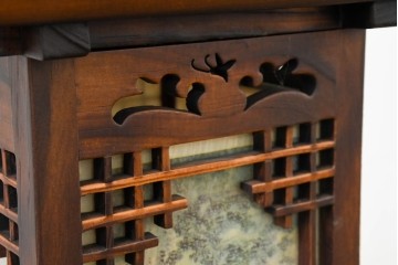 中古　韓国製　人物・山水図の四面パネルを配した楼閣風の置き型照明　(R-089108)