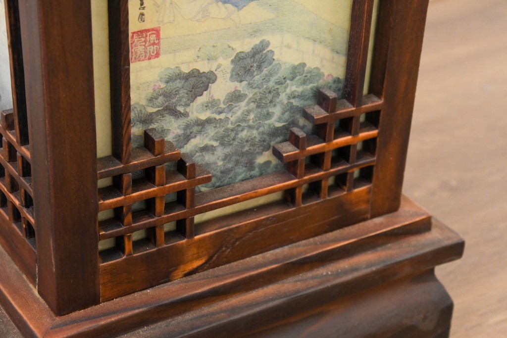 中古　韓国製　人物・山水図の四面パネルを配した楼閣風の置き型照明　(R-089108)