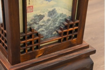 中古　韓国製　人物・山水図の四面パネルを配した楼閣風の置き型照明　(R-089108)