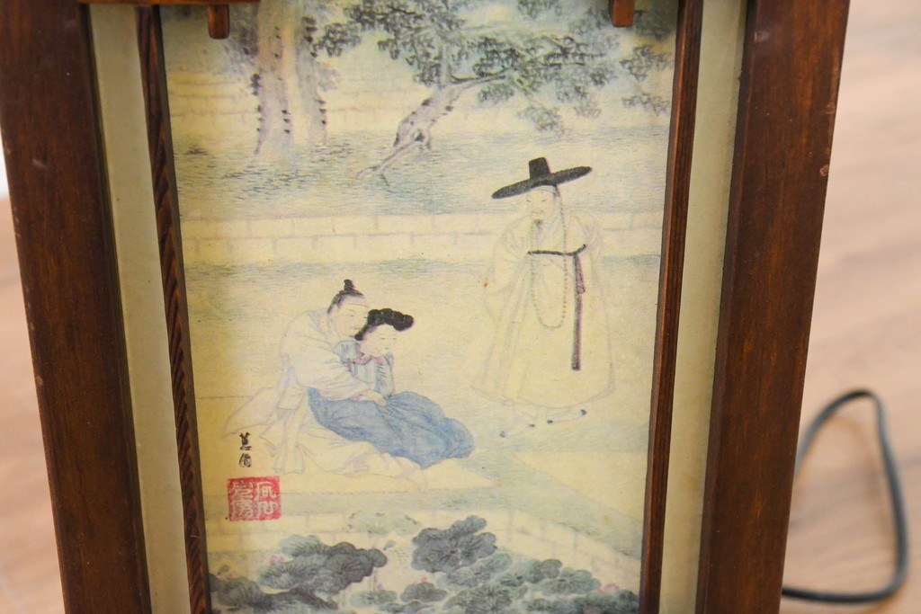 中古　韓国製　人物・山水図の四面パネルを配した楼閣風の置き型照明　(R-089108)