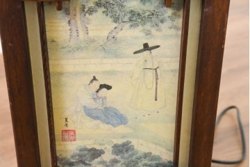 中古　韓国製　人物・山水図の四面パネルを配した楼閣風の置き型照明　(R-089108)