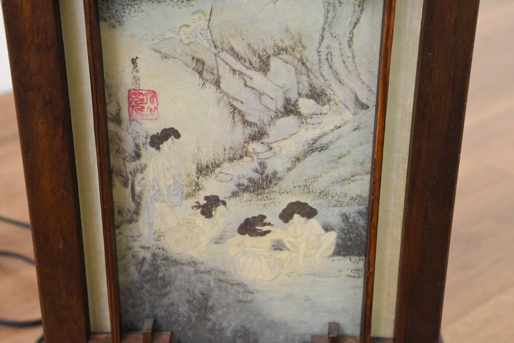 中古　韓国製　人物・山水図の四面パネルを配した楼閣風の置き型照明　(R-089108)
