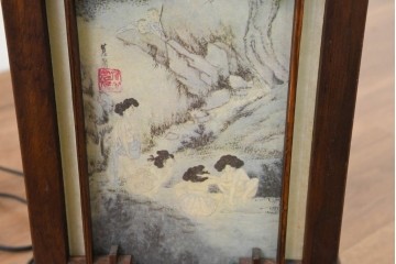 中古　韓国製　人物・山水図の四面パネルを配した楼閣風の置き型照明　(R-089108)