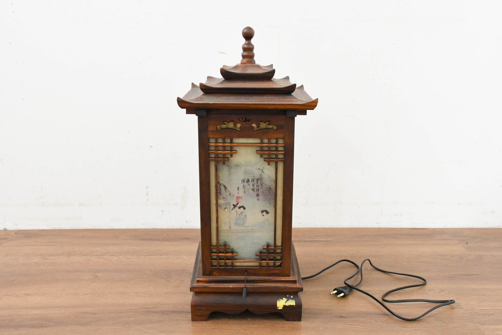 中古　韓国製　人物・山水図の四面パネルを配した楼閣風の置き型照明　(R-089108)