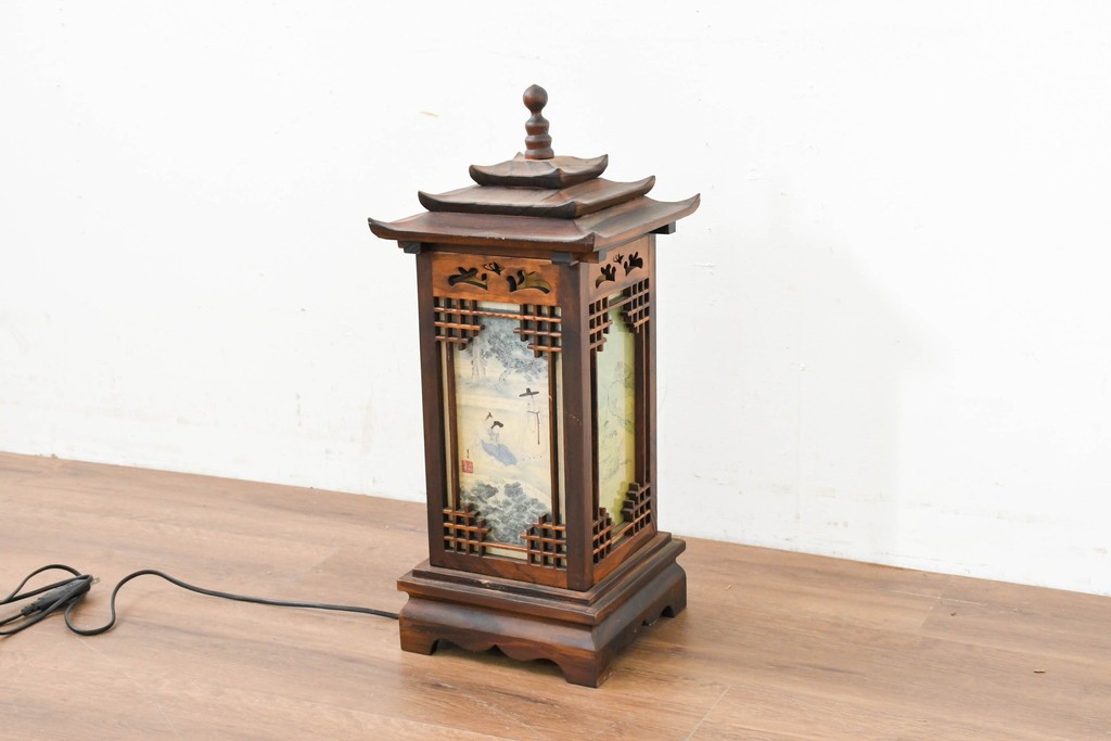 中古　韓国製　人物・山水図の四面パネルを配した楼閣風の置き型照明　(R-089109)
