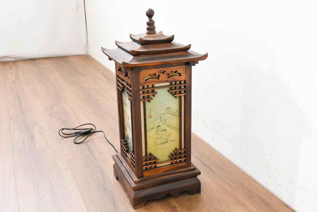 中古　韓国製　人物・山水図の四面パネルを配した楼閣風の置き型照明　(R-089109)
